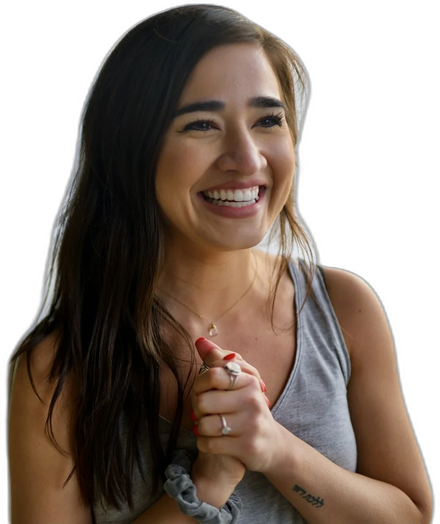 Mulher sorrindo de mãos dadas ao peito, leve e confiante