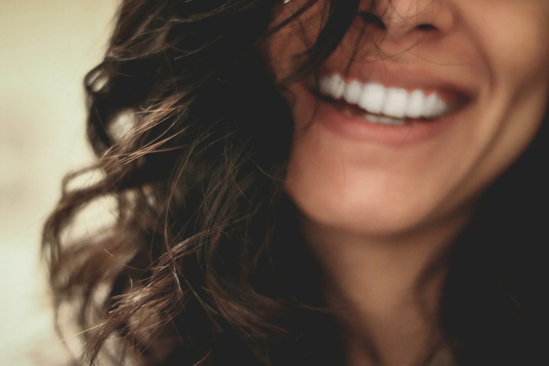 Sorriso de mulher em close, autoestima em alta